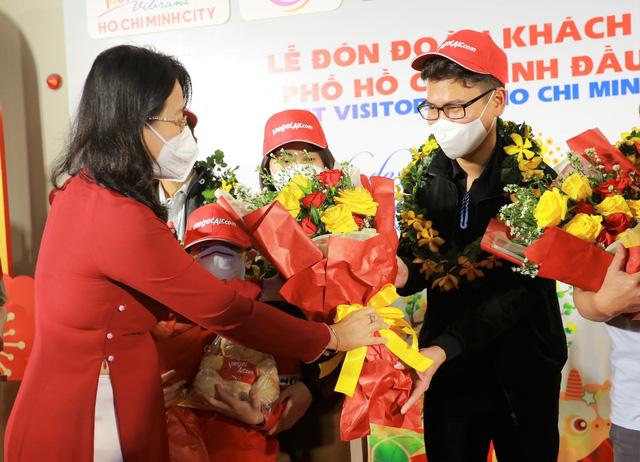 Vietjet tưng bừng đón chuyến bay đầu tiên đến TP.HCM ngày đầu năm mới 2022 - Ảnh 6.