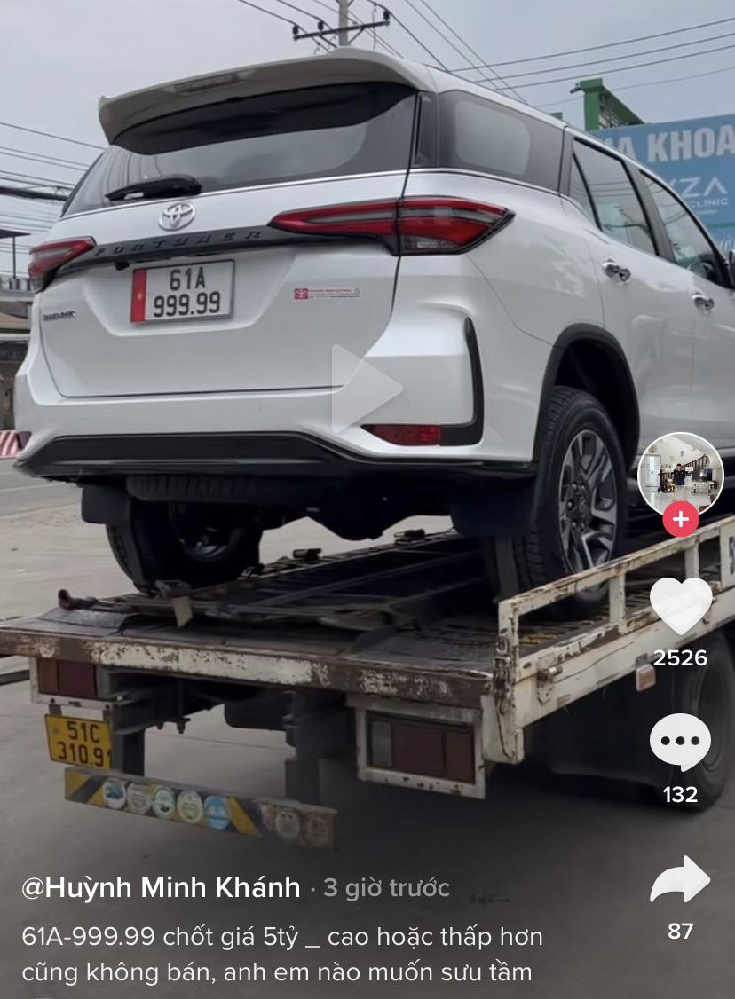 Mua 1 xe muốn lãi thêm 3 chiếc, chủ Toyota Fortuner biển ngũ quý 9 chào bán giá 5 tỷ đồng, đủ tiền đập hộp một chiếc Land Cruiser 2022 - Ảnh 2. Mua 1 xe muốn lãi thêm 3 chiếc, chủ Toyota Fortuner biển ngũ quý 9 chào bán giá 5 tỷ đồng, đủ tiền đập hộp một chiếc Land Cruiser 2022 - Ảnh 2.