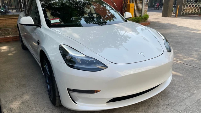 Vừa nộp trước bạ gần 300 triệu đồng, chủ xe Tesla Model 3 tại Việt Nam ngậm ngùi khi biết tin sắp miễn 100% trước bạ - Ảnh 2. Vừa nộp trước bạ gần 300 triệu đồng, chủ xe Tesla Model 3 tại Việt Nam ngậm ngùi khi biết tin sắp miễn 100% trước bạ - Ảnh 2.