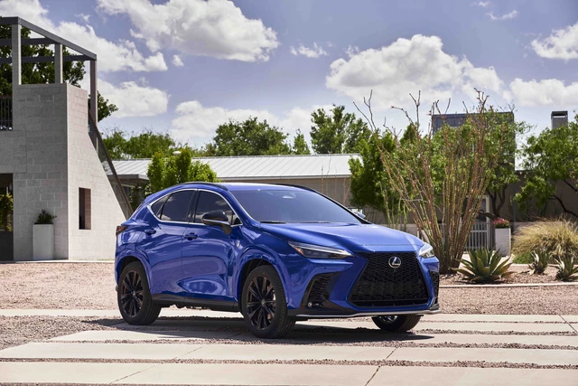 Ít ai ngờ Lexus NX sang chảnh sẽ có ngày khoác lên diện mạo bụi bặm này - Ảnh 3. Ít ai ngờ Lexus NX sang chảnh sẽ có ngày khoác lên diện mạo bụi bặm này - Ảnh 3.