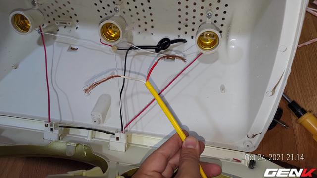 Trót mua đèn sưởi nhà tắm rởm, tôi mất mấy ngày trời để "độ chế" lại cho an toàn và tiết kiệm điện - Ảnh 7. Trót mua đèn sưởi nhà tắm rởm, tôi mất mấy ngày trời để "độ chế" lại cho an toàn và tiết kiệm điện - Ảnh 7.