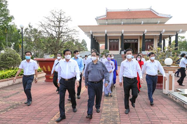 Thủ tướng Phạm Minh Chính dâng hương tưởng niệm đồng chí Phạm Hùng và đồng chí Võ Văn Kiệt - Ảnh 3.