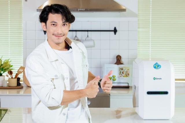 Uống đủ nước thôi chưa đủ, học sao Việt uống nước lọc giữ khoáng - Ảnh 2.