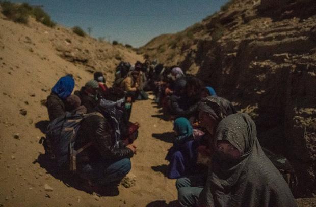 Nền kinh tế sụp đổ, hàng triệu người Afghanistan tháo chạy: Khi cuộc sống thường ngày trở thành địa ngục lạnh lẽo - Ảnh 1. Nền kinh tế sụp đổ, hàng triệu người Afghanistan tháo chạy: Khi cuộc sống thường ngày trở thành địa ngục lạnh lẽo - Ảnh 1.
