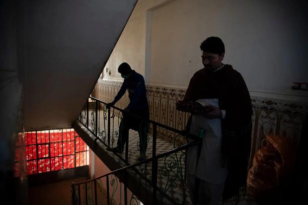 Nền kinh tế sụp đổ, hàng triệu người Afghanistan tháo chạy: Khi cuộc sống thường ngày trở thành địa ngục lạnh lẽo - Ảnh 6. Nền kinh tế sụp đổ, hàng triệu người Afghanistan tháo chạy: Khi cuộc sống thường ngày trở thành địa ngục lạnh lẽo - Ảnh 6.