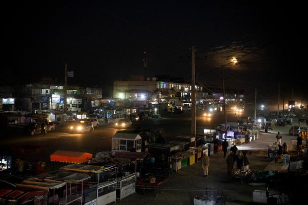 Nền kinh tế sụp đổ, hàng triệu người Afghanistan tháo chạy: Khi cuộc sống thường ngày trở thành địa ngục lạnh lẽo - Ảnh 8. Nền kinh tế sụp đổ, hàng triệu người Afghanistan tháo chạy: Khi cuộc sống thường ngày trở thành địa ngục lạnh lẽo - Ảnh 8.