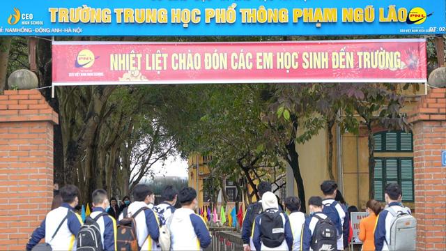 Học sinh THPT Phạm Ngũ Lão hân hoan ngày trở lại trường - Ảnh 1.