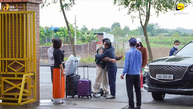 Học sinh THPT Phạm Ngũ Lão hân hoan ngày trở lại trường - Ảnh 2.