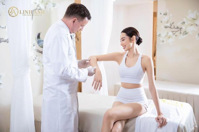 Hoa hậu Thùy Tiên khoe vẻ đẹp rạng ngời tại Thẩm mỹ Quốc tế Linh Anh - Ảnh 2.