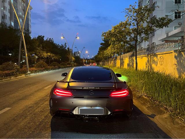 Lộ góc nhỏ garage trăm tỷ của ông trùm cà phê Đặng Lê Nguyên Vũ: Thêm Mercedes-AMG GT R từng của Nguyễn Quốc Cường cùng chiếc Ferrari hàng độc - Ảnh 4.