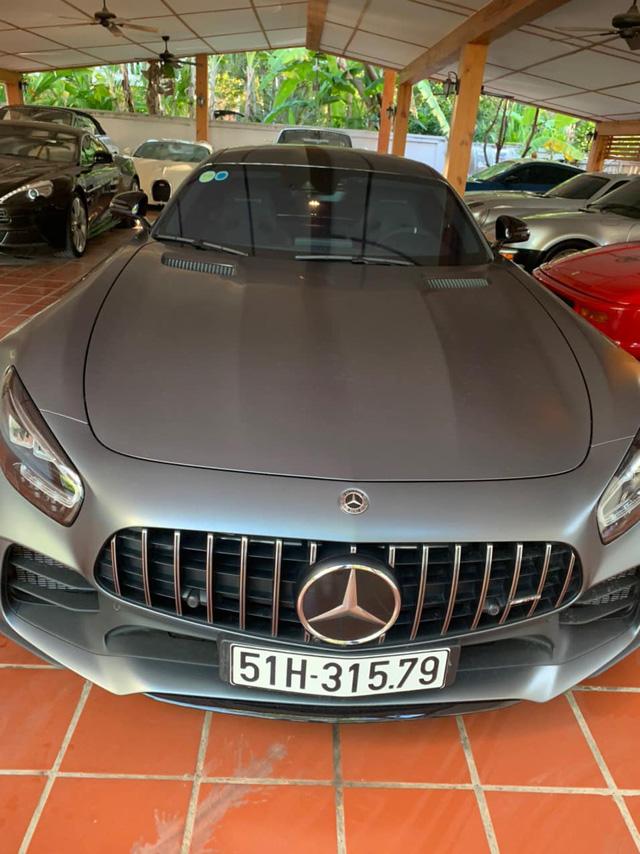 Lộ góc nhỏ garage trăm tỷ của ông trùm cà phê Đặng Lê Nguyên Vũ: Thêm Mercedes-AMG GT R từng của Nguyễn Quốc Cường cùng chiếc Ferrari hàng độc - Ảnh 1.