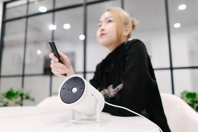 Máy chiếu bỏ túi mở ra xu hướng du lịch mới cho Gen Z - Ảnh 3.