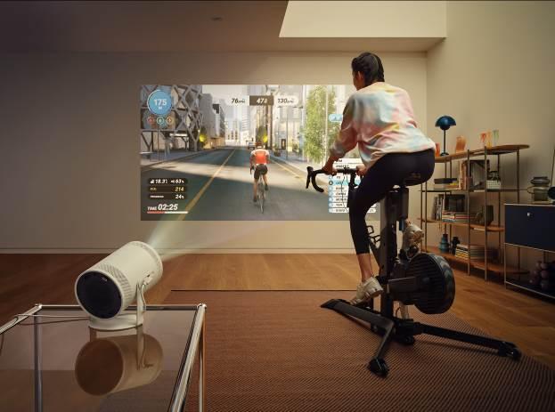 Máy chiếu bỏ túi mở ra xu hướng du lịch mới cho Gen Z - Ảnh 2.