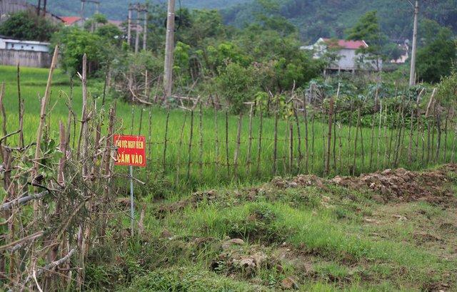 Nghệ An: Nhiều nhà dân bỗng dưng nứt toác, xuất hiện hố tử thần ở sân - Ảnh 8.