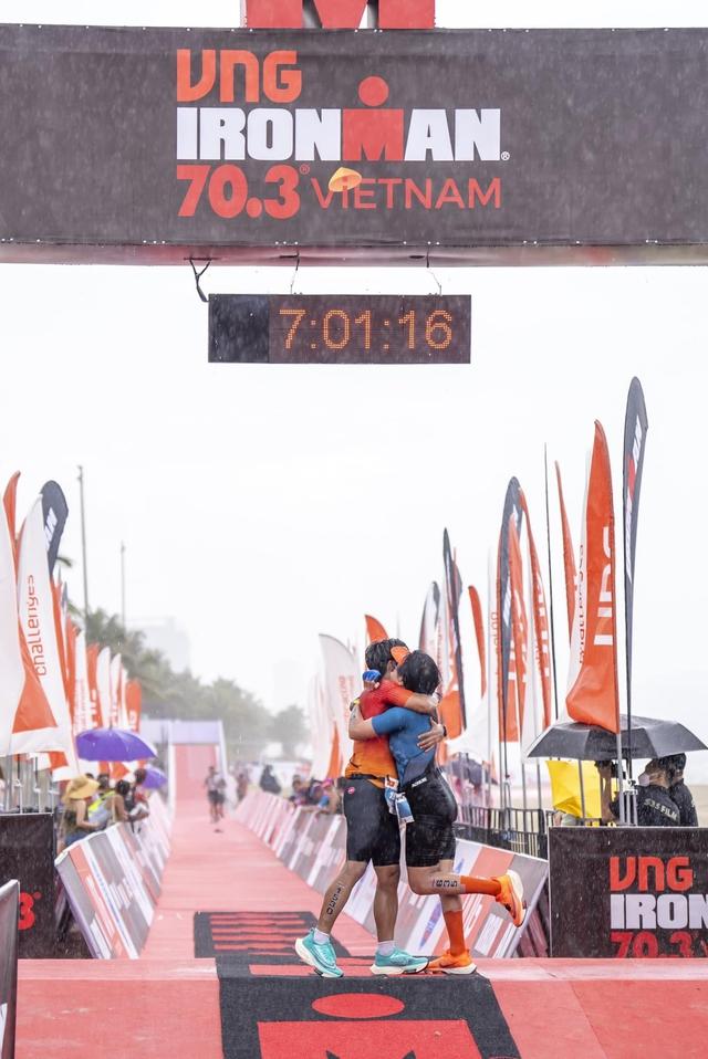 Ironlady Cao Nguyệt Hằng cùng chồng hoàn thành xuất sắc thử thách tại IRONMAN70.3 Việt Nam - Ảnh 8.