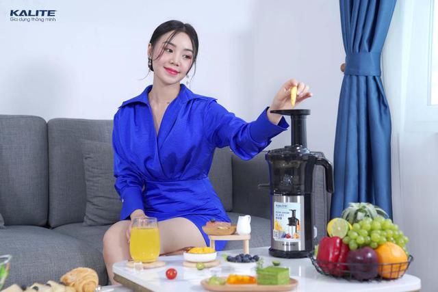 Giữ dáng chuẩn sao - Quỳnh Kool chọn nước ép mỗi ngày để thanh lọc cơ thể - Ảnh 2.