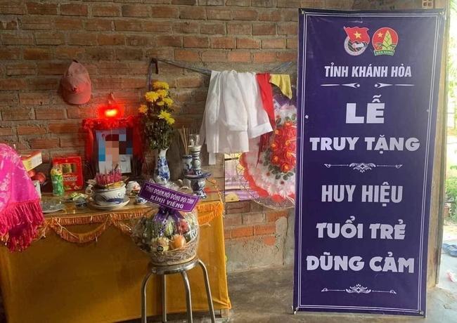 Truy tặng huy hiệu