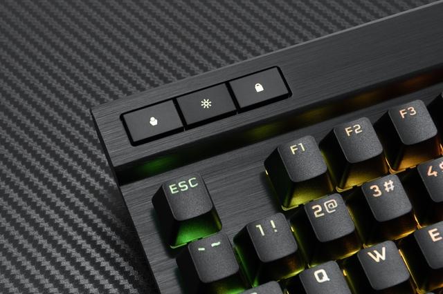 Bàn phím cơ gaming Corsair K70 RGB Pro: Đắt xắt ra miếng với thiết kế cá tính, xịn sò - Ảnh 3.