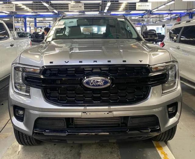 Đại lý báo giá dự kiến Ford Everest 2023 tại Việt Nam: Từ 1,075 tỷ đồng, 4 phiên bản, áp lực cho Fortuner và Santa Fe - Ảnh 2.