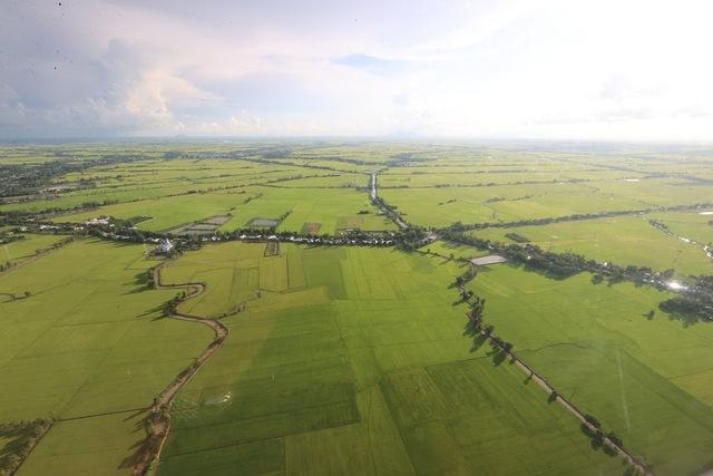 Chùm ảnh: Thủ tướng khảo sát Đồng bằng sông Cửu Long từ trên cao - Ảnh 2.