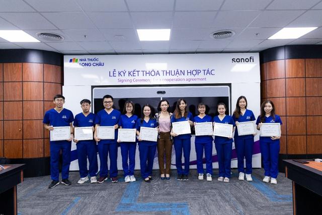 FPT Long Châu gây “bất ngờ” khi có tới gần 300 dược sĩ nhận chứng chỉ CPE từ “ông trùm” Sanofi - Ảnh 1.