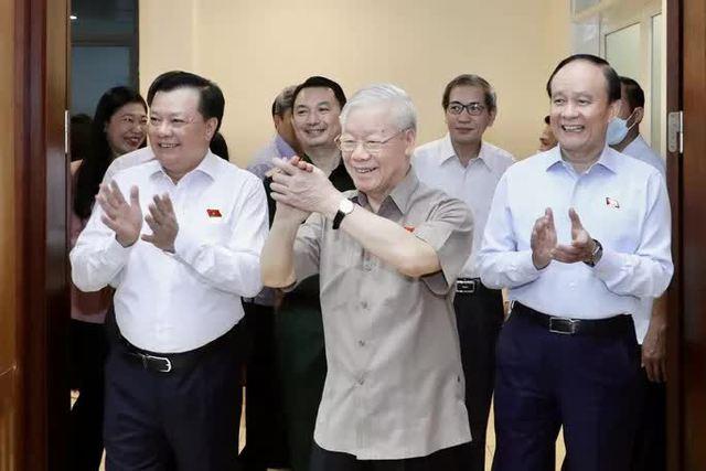 Hình ảnh Tổng Bí thư Nguyễn Phú Trọng tiếp xúc cử tri tại Hà Nội  - Ảnh 1.