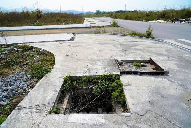 Khu đô thị gần 100ha đất vàng ở Quảng Ninh bỏ hoang, cỏ mọc um tùm - Ảnh 13. Khu đô thị gần 100ha đất vàng ở Quảng Ninh bỏ hoang, cỏ mọc um tùm - Ảnh 13.