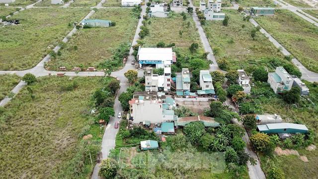 Khu đô thị gần 100ha đất vàng ở Quảng Ninh bỏ hoang, cỏ mọc um tùm - Ảnh 10. Khu đô thị gần 100ha đất vàng ở Quảng Ninh bỏ hoang, cỏ mọc um tùm - Ảnh 10.
