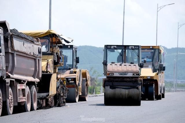 Toàn cảnh cao tốc Vân Đồn - Móng Cái trị giá hơn 11 nghìn tỉ đồng chuẩn bị đưa vào khai thác - Ảnh 6.