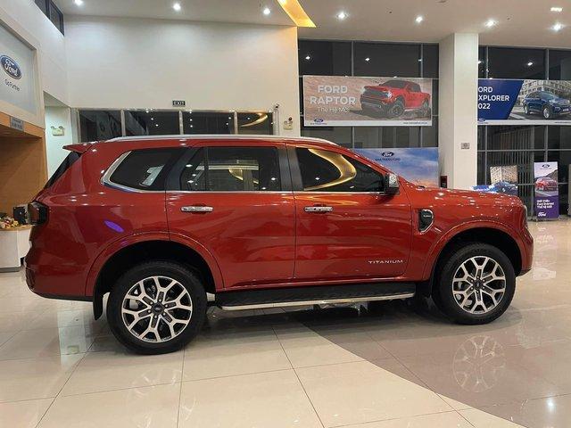 Soi gói lạc giá 200 triệu đồng của Ford Everest bản full option tại Việt Nam: Chỉ có 4 món, tặng thêm nhiều món - Ảnh 3.