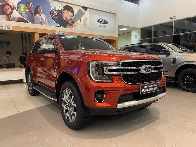 Soi gói lạc giá 200 triệu đồng của Ford Everest bản full option tại Việt Nam: Chỉ có 4 món, tặng thêm nhiều món - Ảnh 1.