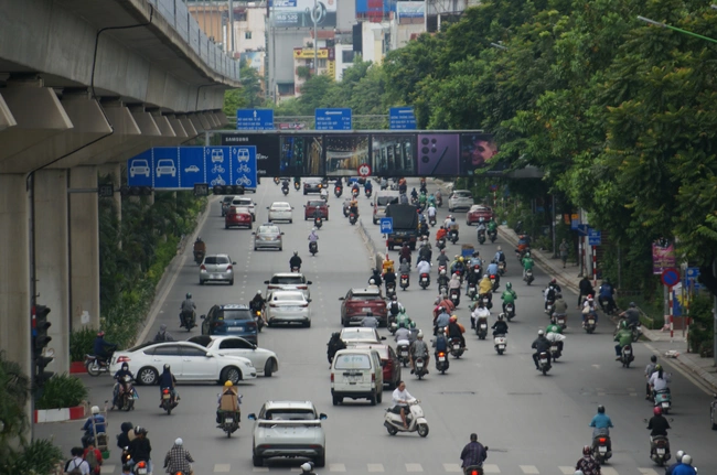 Dù có biển báo nhưng xe máy và ô tô vẫn chung đường