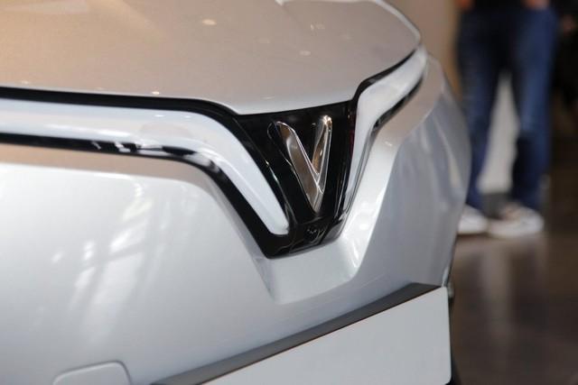 Soi chi tiết ngoại thất ô tô điện VinFast VF6 nét căng ngoài đời - Ảnh 2. Soi chi tiết ngoại thất ô tô điện VinFast VF6 nét căng ngoài đời - Ảnh 2.