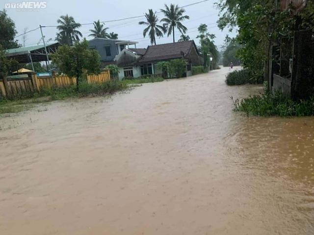 Mưa lớn khiến nước tràn lên quốc lộ ở Huế, cô lập nhiều nơi ở vùng núi Quảng Trị - Ảnh 2.