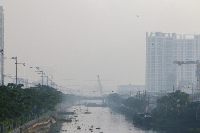 TP.HCM mờ ảo trong sương mù, nhiệt độ se lạnh vào sáng sớm  - Ảnh 5.