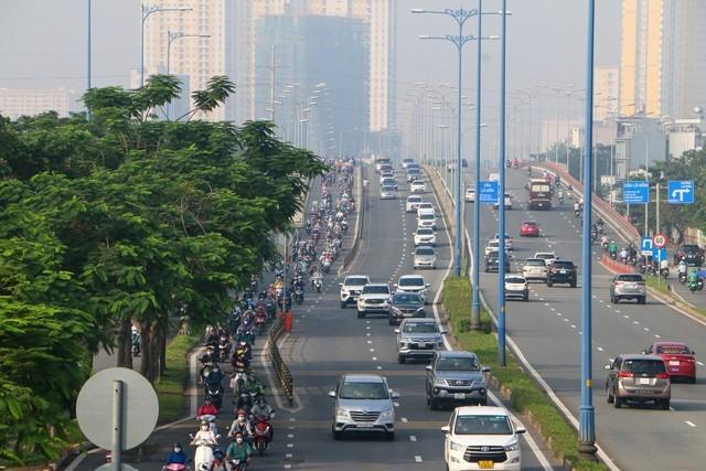 TP.HCM mờ ảo trong sương mù, nhiệt độ se lạnh vào sáng sớm  - Ảnh 13.