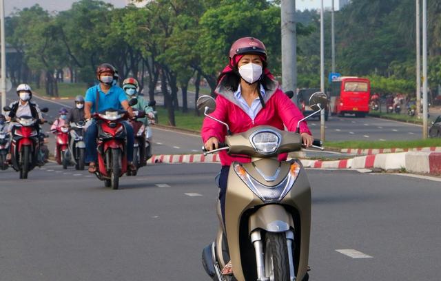 TP.HCM mờ ảo trong sương mù, nhiệt độ se lạnh vào sáng sớm  - Ảnh 9.