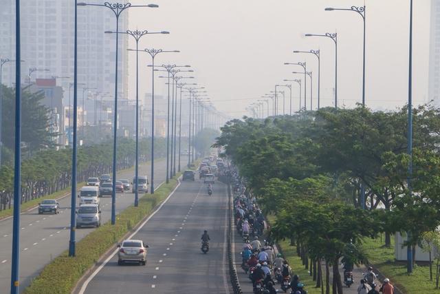 TP.HCM mờ ảo trong sương mù, nhiệt độ se lạnh vào sáng sớm  - Ảnh 14.