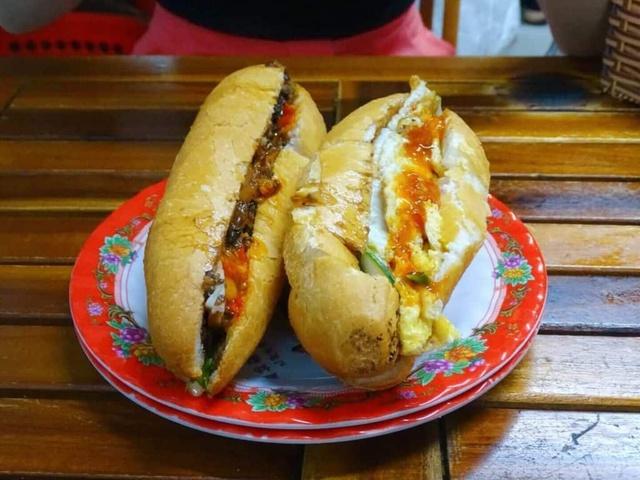 Madam Khánh - tiệm bánh mì “nữ hoàng” ở Hội An được nhiều khách nước ngoài khen là “ngon nhất thế giới” - Ảnh 1.