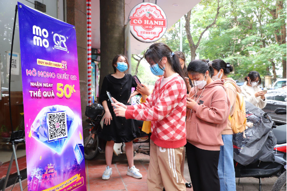 Giới trẻ cuối tháng vẫn thoải mái săn sale nhờ "người bạn" này - Ảnh 2.