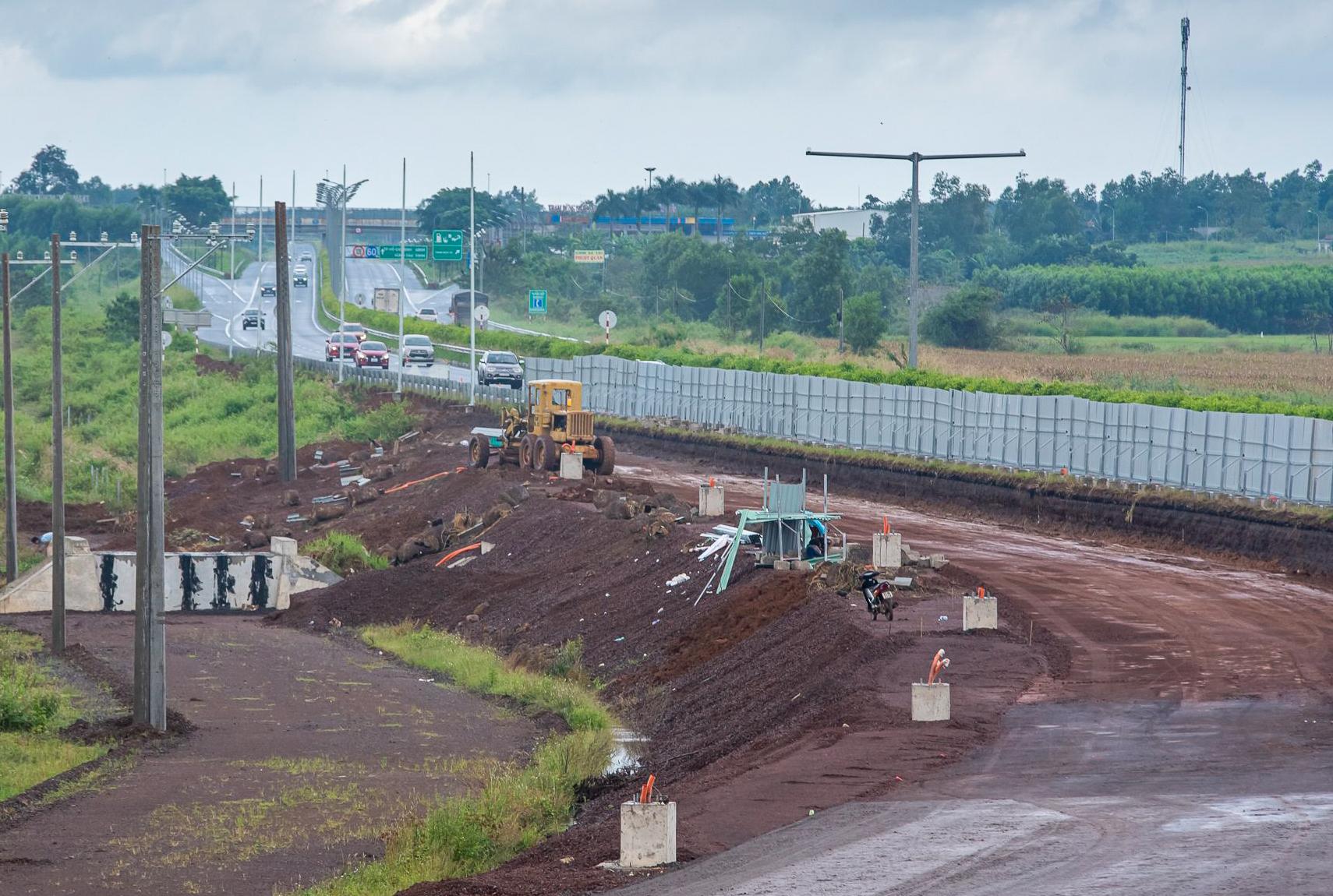 Cận cảnh tăng tốc thi công cao tốc Dầu Giây - Phan Thiết để thông xe kỹ thuật vào cuối năm nay  - Ảnh 7.