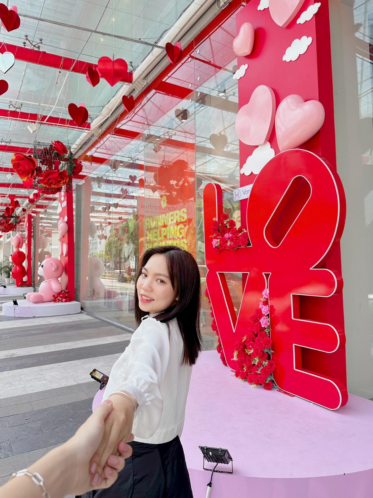 Mùa yêu thương ngập lối tại Vạn Hạnh Mall - Ảnh 2. Mùa yêu thương ngập lối tại Vạn Hạnh Mall - Ảnh 2.