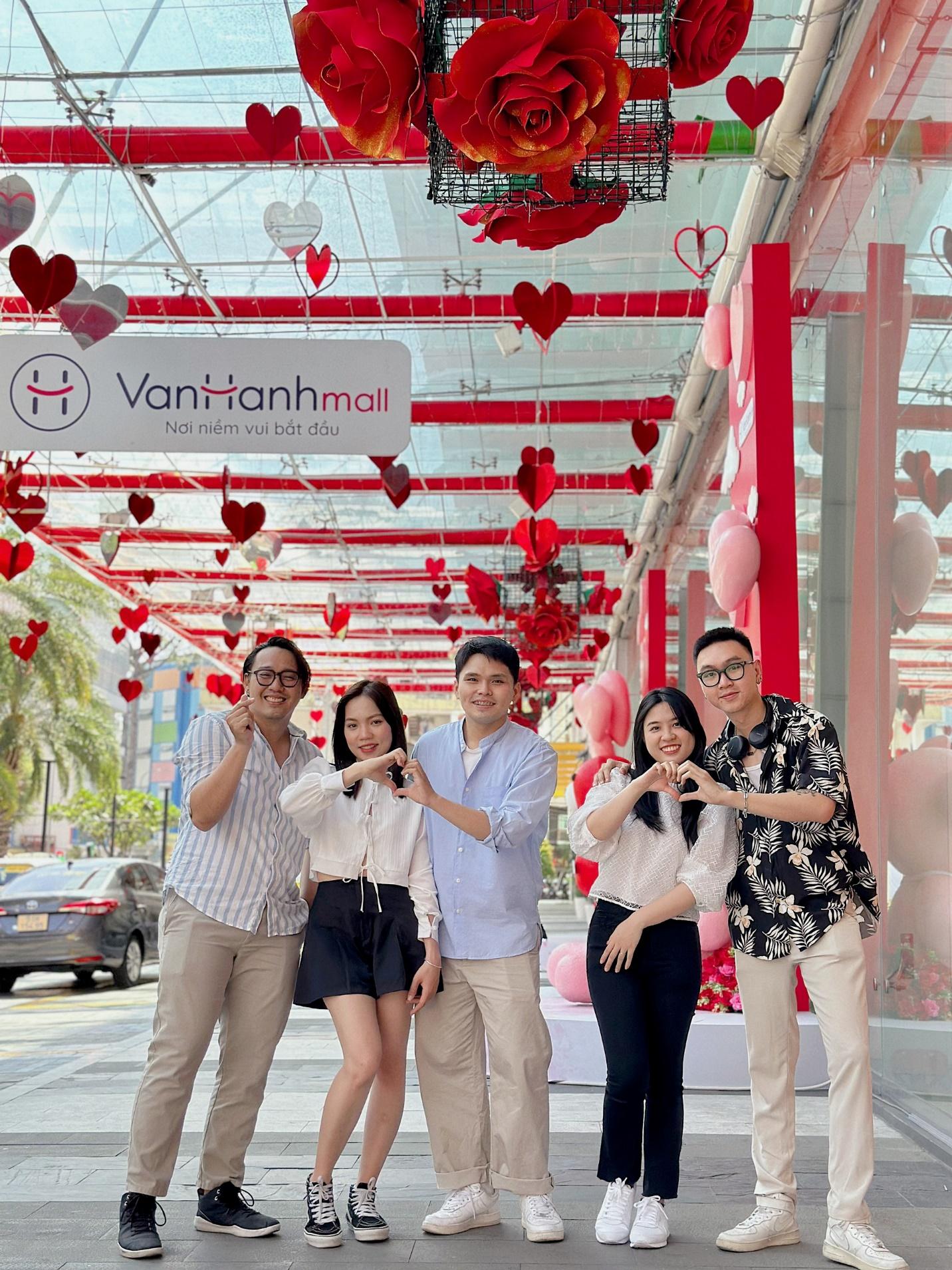 Mùa yêu thương ngập lối tại Vạn Hạnh Mall - Ảnh 1. Mùa yêu thương ngập lối tại Vạn Hạnh Mall - Ảnh 1.