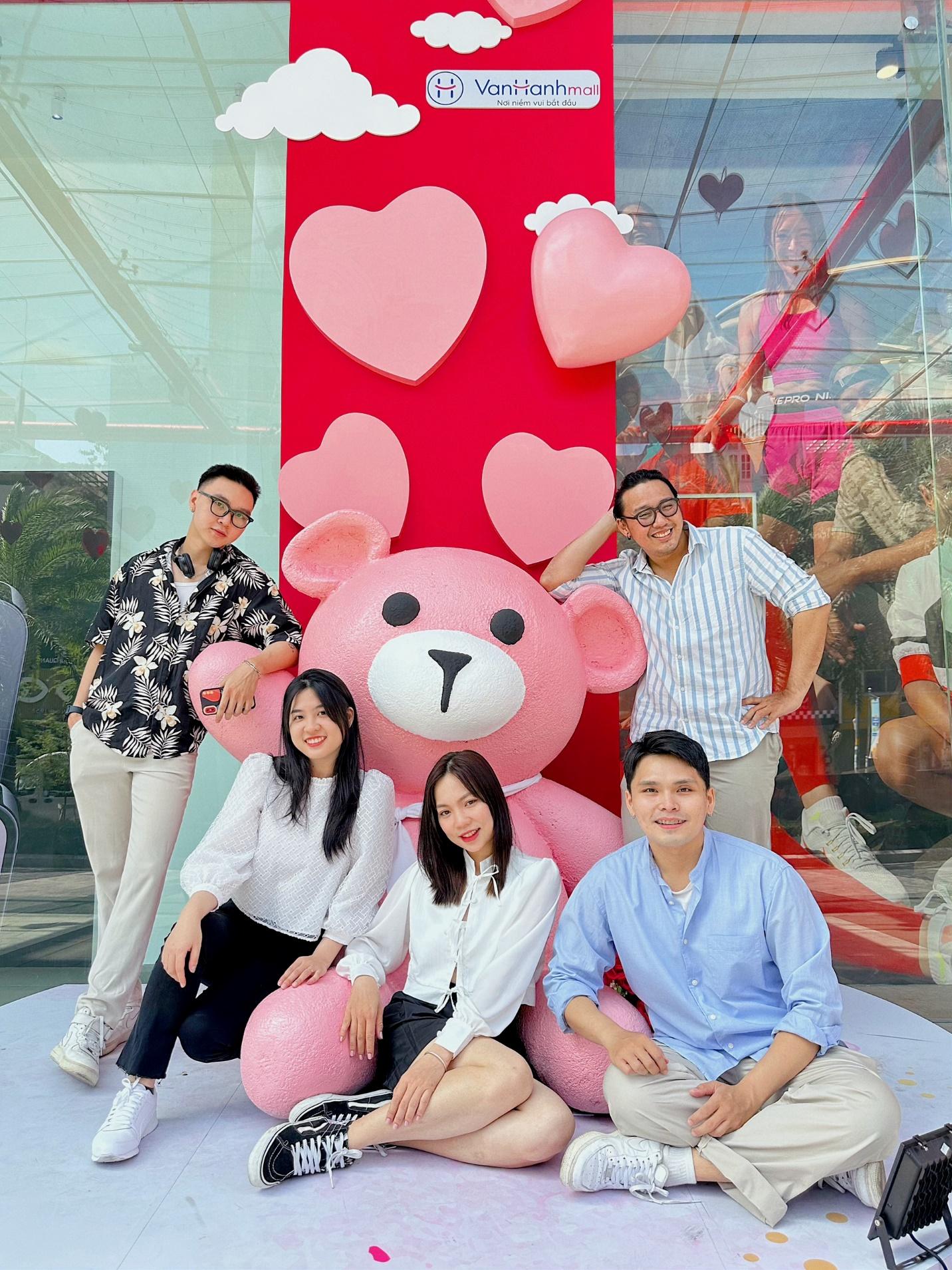 Mùa yêu thương ngập lối tại Vạn Hạnh Mall - Ảnh 3. Mùa yêu thương ngập lối tại Vạn Hạnh Mall - Ảnh 3.