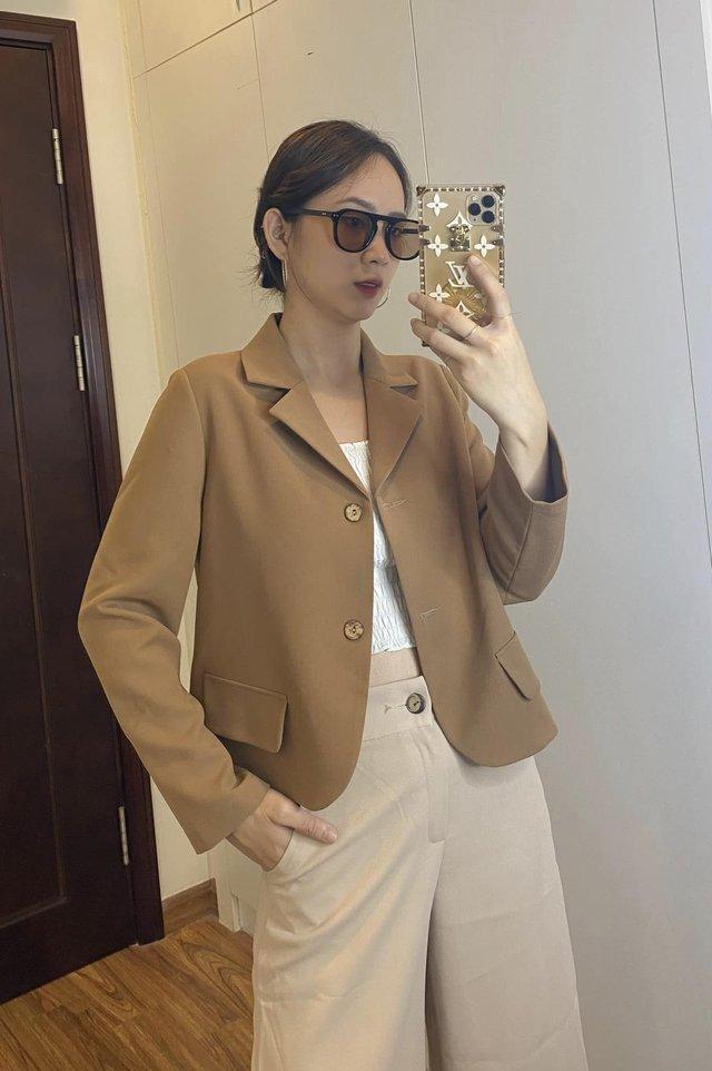 1 chiếc áo blazer, Quỳnh Lương có luôn 2 cách mix đồ hack chân dài - Ảnh 8.