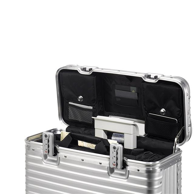 Vali phi công Rimowa: Bạn đồng hành lý tưởng cho những chuyến phiêu lưu ngắn ngày - Ảnh 3. Vali phi công Rimowa: Bạn đồng hành lý tưởng cho những chuyến phiêu lưu ngắn ngày - Ảnh 3.