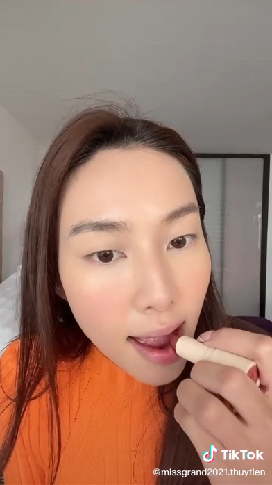 Thuỳ Tiên kiếm chục tỷ một tháng nhưng chỉ mê 2 thỏi son giá rẻ chưa đến 200k - Ảnh 2. Thuỳ Tiên kiếm chục tỷ một tháng nhưng chỉ mê 2 thỏi son giá rẻ chưa đến 200k - Ảnh 2.
