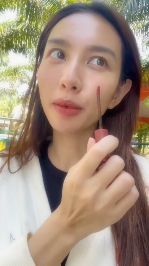 Thuỳ Tiên kiếm chục tỷ một tháng nhưng chỉ mê 2 thỏi son giá rẻ chưa đến 200k - Ảnh 5. Thuỳ Tiên kiếm chục tỷ một tháng nhưng chỉ mê 2 thỏi son giá rẻ chưa đến 200k - Ảnh 5.