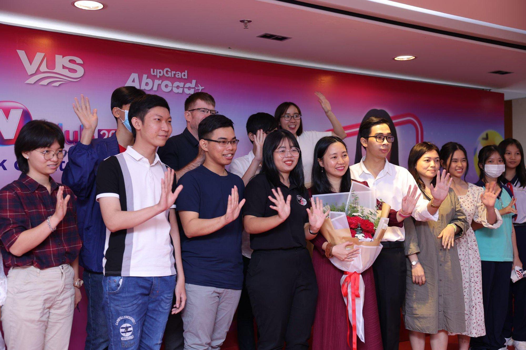 Học cách làm chủ cảm xúc cùng học viên VUS tại sự kiện giao lưu tiếng Anh V-Club - Ảnh 4. Học cách làm chủ cảm xúc cùng học viên VUS tại sự kiện giao lưu tiếng Anh V-Club - Ảnh 4.