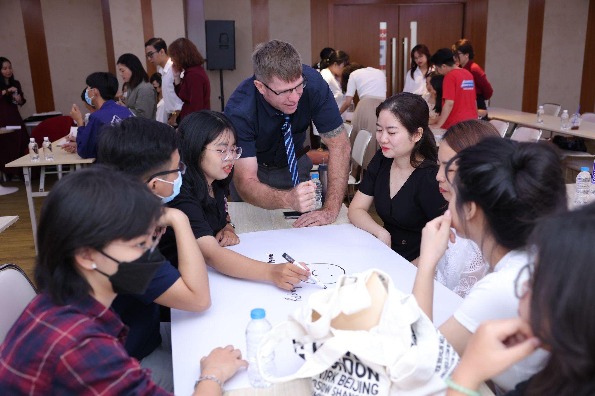 Học cách làm chủ cảm xúc cùng học viên VUS tại sự kiện giao lưu tiếng Anh V-Club - Ảnh 3. Học cách làm chủ cảm xúc cùng học viên VUS tại sự kiện giao lưu tiếng Anh V-Club - Ảnh 3.